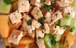 Salade de poulet au melon, féta et menthe